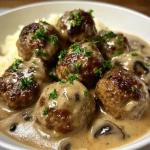 Boulettes de viande à la sauce crémeuse aux champignons sur une assiette