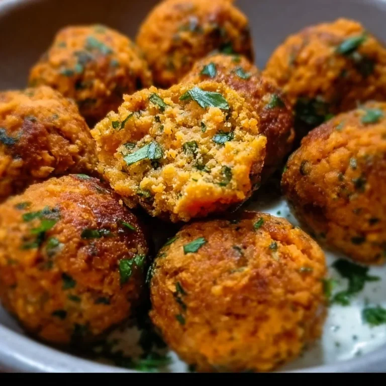 Boulettes végétariennes de patate douce et pois chiches sur une assiette