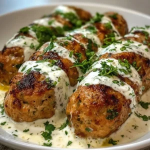 Kofta de poulet avec sauce yaourt à l'ail sur une assiette garnie