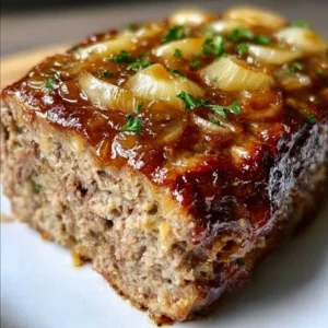 Pain à la viande et oignons français cuit au four, plat savoureux et réconfortant.