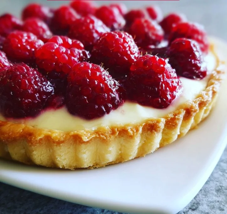 Tarte au mascarpone garnie de framboises fraîches