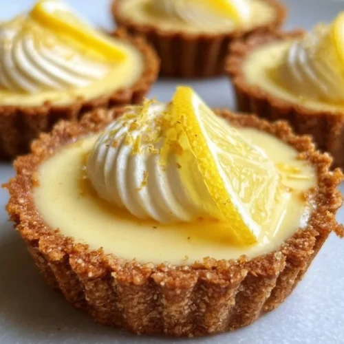 Tartelettes au citron sur croûte de spéculoos, un dessert savoureux et crémeux.