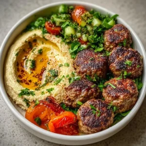 Assiette de Kefta accompagnée de houmous crémeux et garnitures fraîches