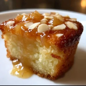 Moelleux aux amandes décoré avec compote de pommes pour un goûter cocooning.