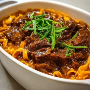 Recette de noodles coréens au bœuf en cocotte, plat savoureux et réconfortant.