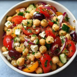 Salade de pois chiches à la grecque, contenant tomates, concombre et feta