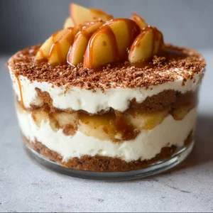 Tiramisu aux pommes et caramel beurre salé, dessert crémeux et savoureux.