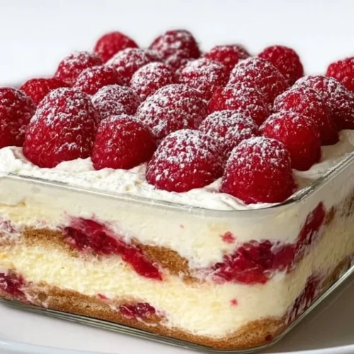 Tiramisu framboise et mascarpone, un dessert délicieux et élégant.